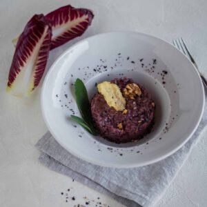 Elternteil und Kind kochen zusammen
