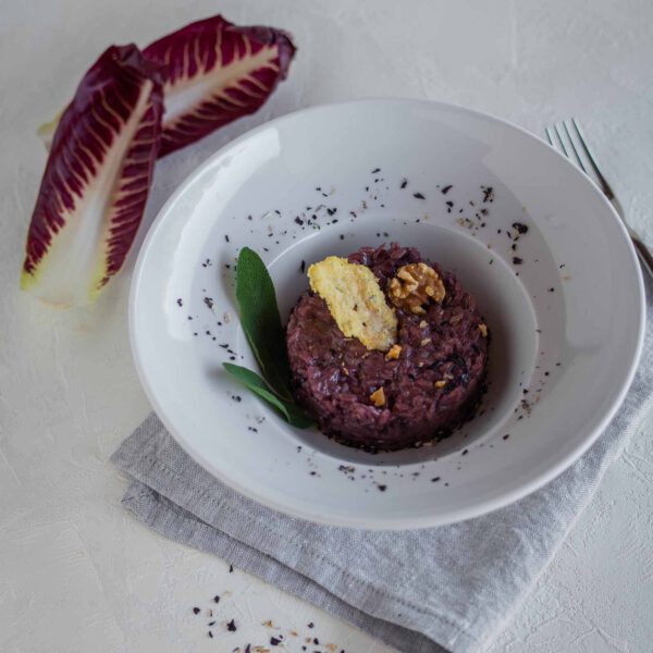 Elternteil und Kind kochen zusammen